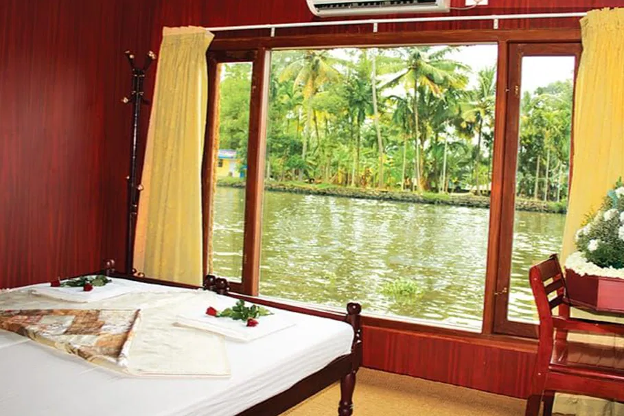 Cosy Deluxe Houseboats in Alleppey | Book Now | Alikeimage