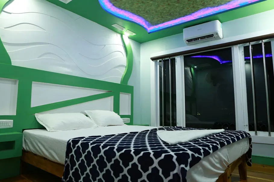 Cosy Deluxe Houseboats in Alleppey | Book Now | Alikeimage