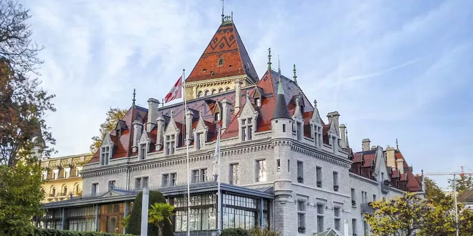 Explore Lausanne In 1 Hour with A Local | Book Now | Alikeimage