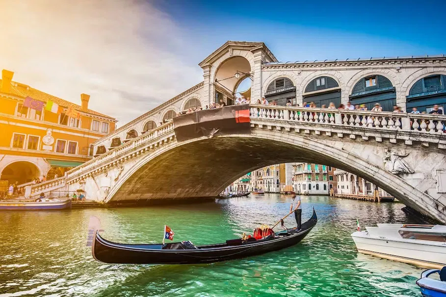 Full-day tour to Venice, Murano, and Burano islands | Tours & Travel Packages | Alikeimage