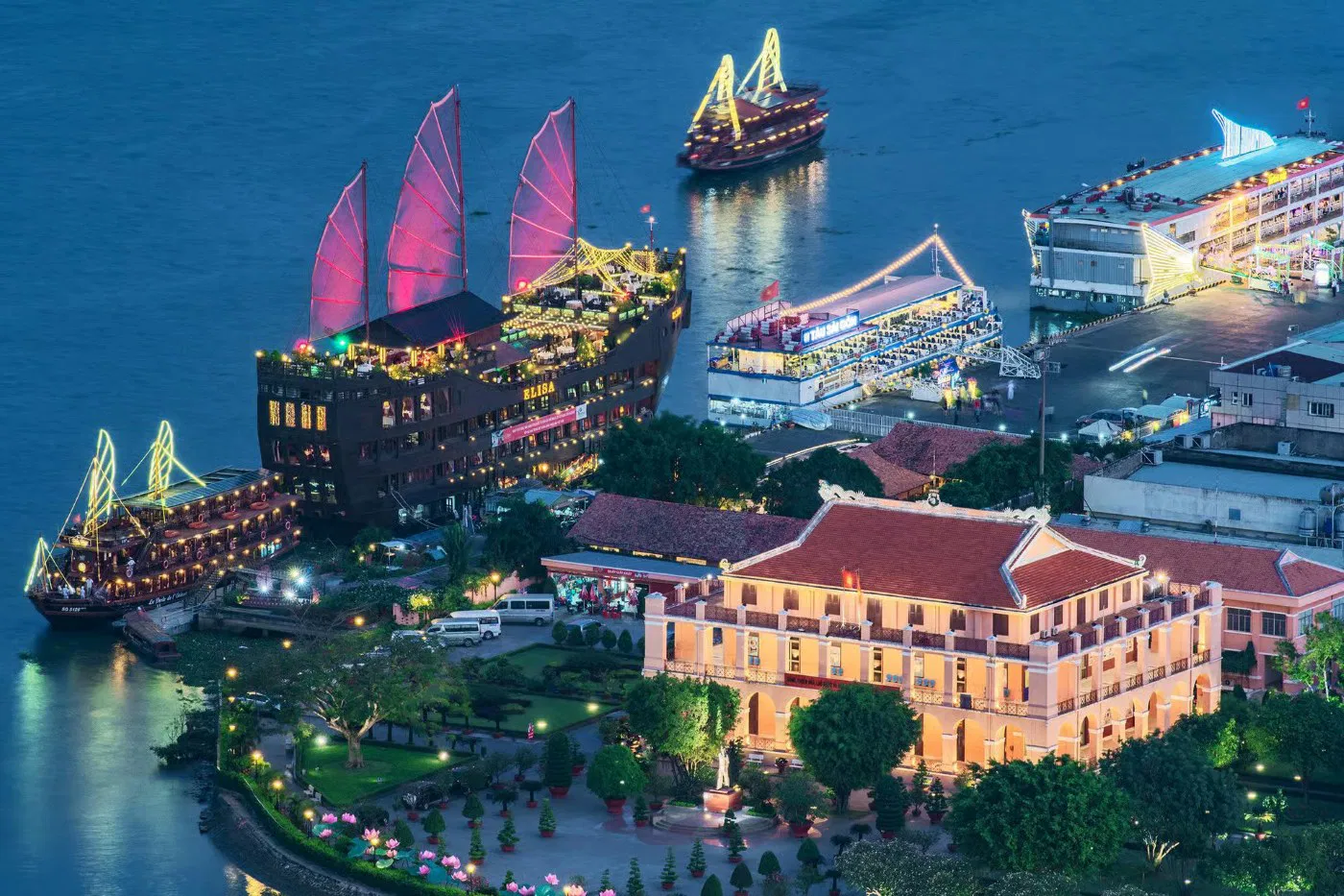 Full Day Ho Chi Minh City Tour with Cu Chi Tunnelsimage
