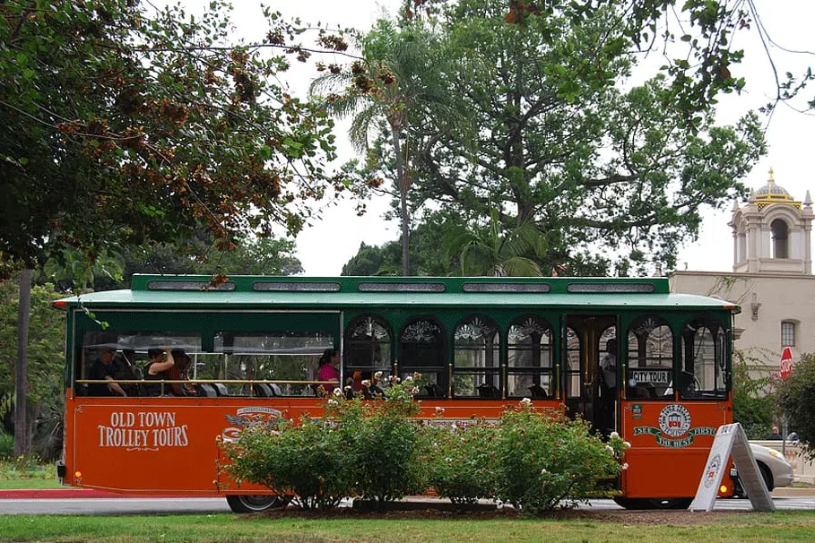 Old Town Trolley Tours Of Boston | Book Now  | Alikeimage