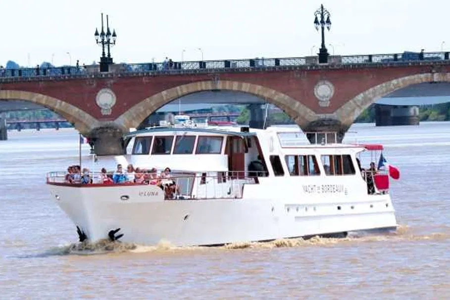 One hour and a half commented cruise on the yacht "Le Luna" | Tours & Travel Packages | Alikeimage