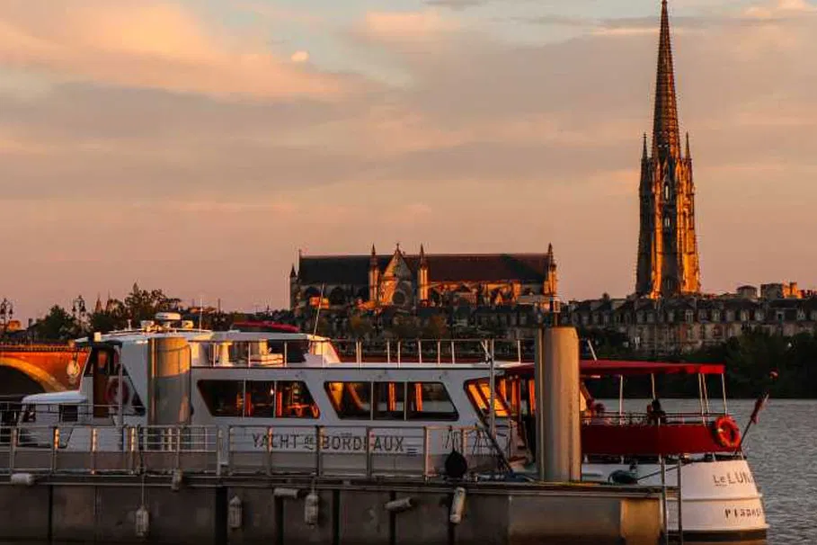 One hour and a half commented cruise on the yacht "Le Luna" | Tours & Travel Packages | Alikeimage