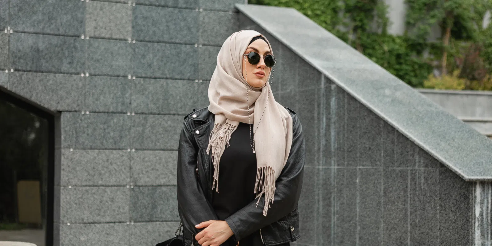 1 Dresscode in Uae   Uae   Alike