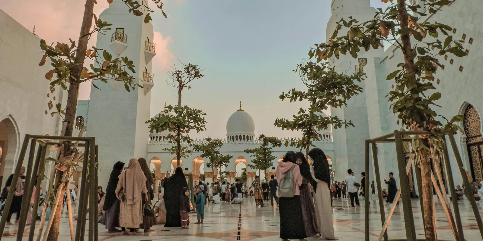 2 Dresscode in Uae   Uae   Alike